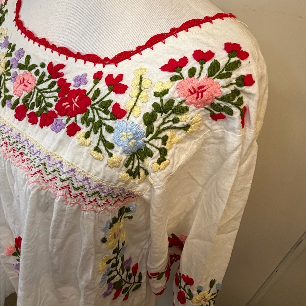 White Floral Embroidered Mexican Blouse - Picture 5 of 10